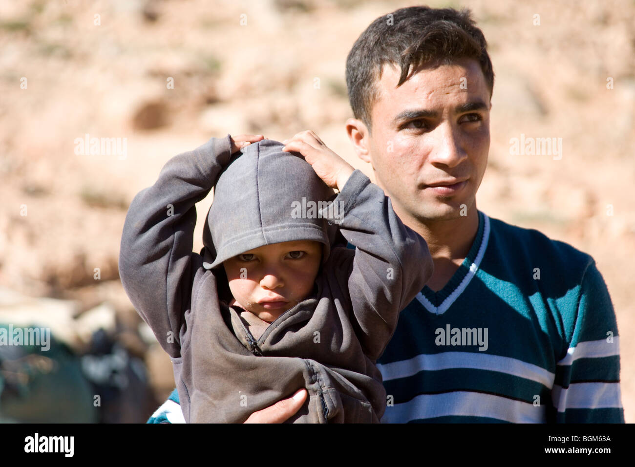 Un riff ragazzi arabi di una famiglia di nomadi arabi su una montagna sopra Todra Gorge in Atlas gamme della montagna, Marocco Foto Stock