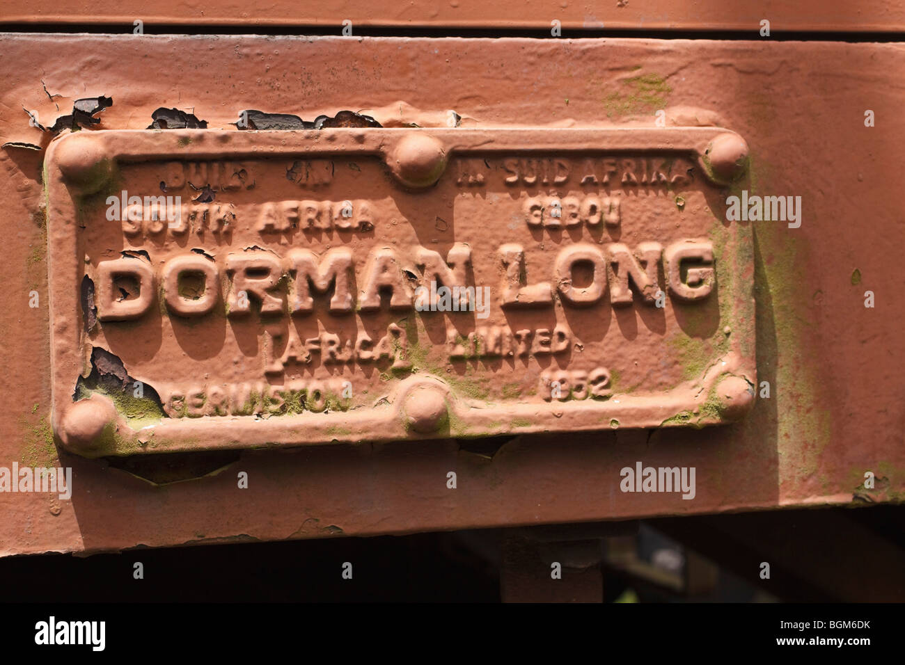 La placca sul lato del vagone ferroviario che mostra il produttore e data dal 1952. Sud Africa. Foto Stock
