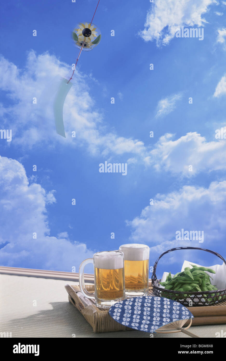 Birra e soia verde contro un sfondo cielo Foto Stock