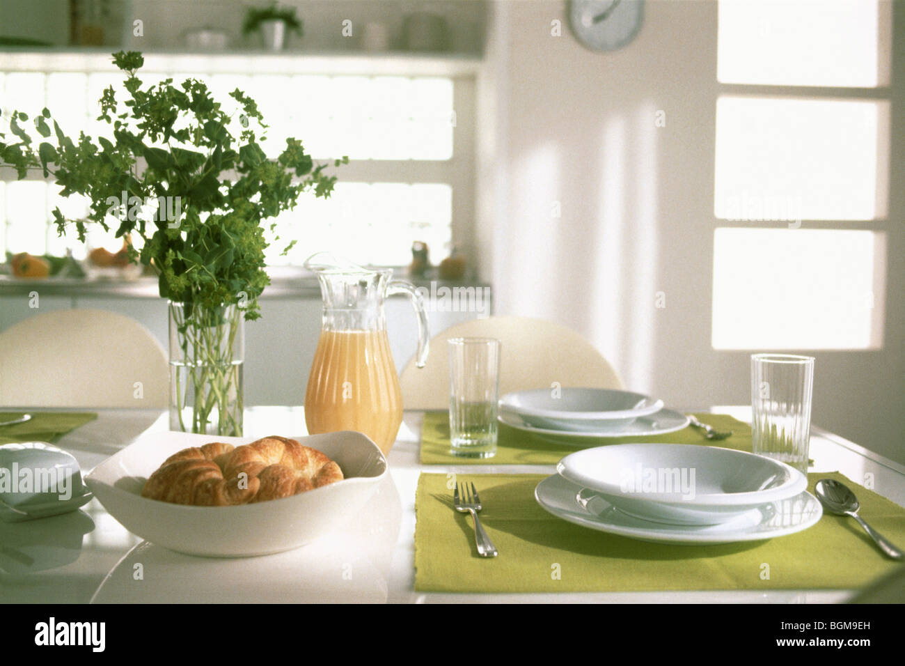 La pasticceria e le piastre sul tavolo da pranzo Foto Stock
