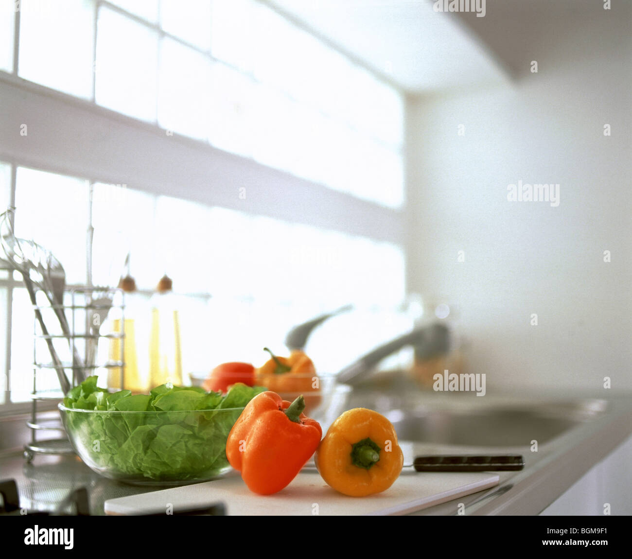 Peperoni e lattuga su banco di cucina Foto Stock