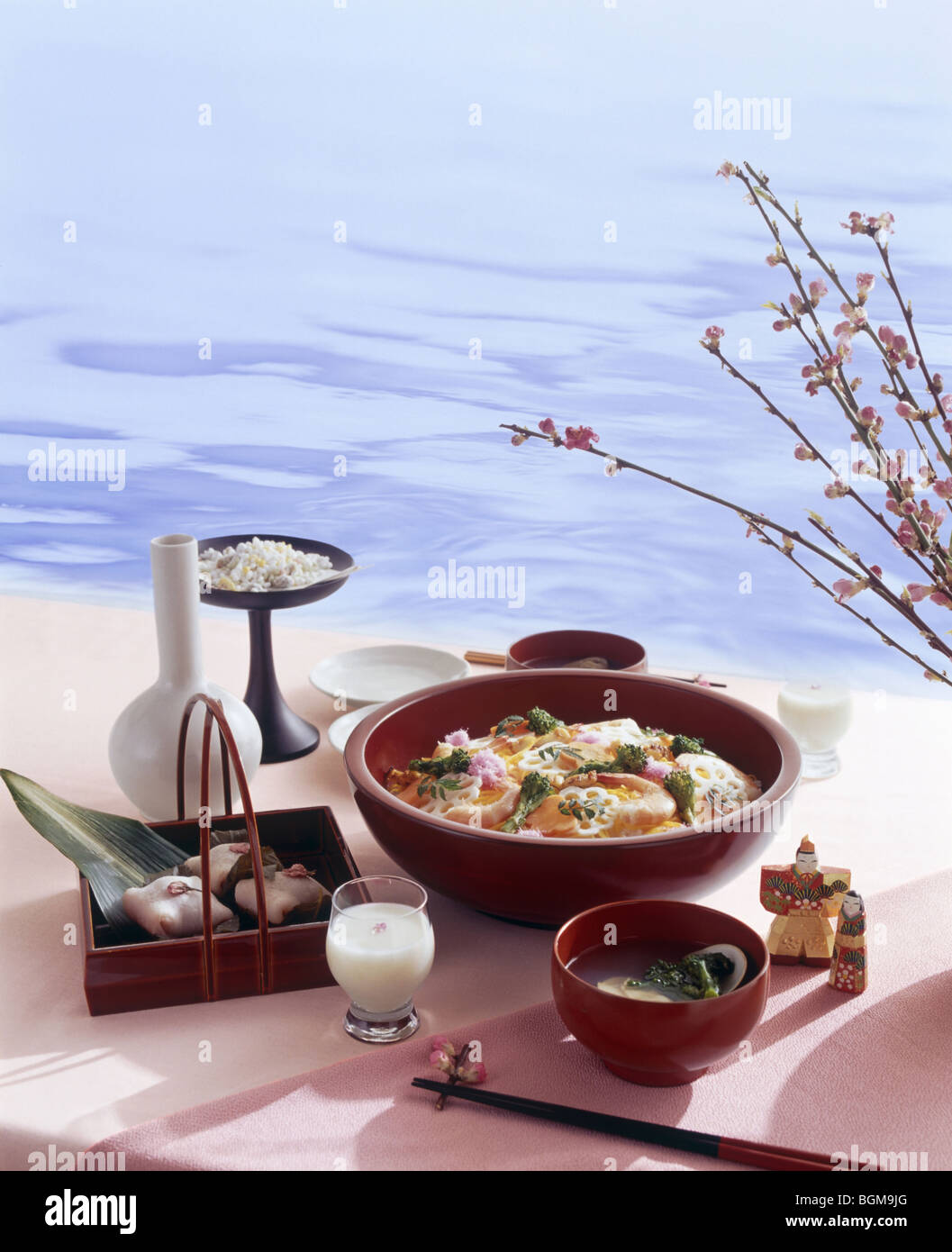 Giapponese pasto chirashizushi accanto all'acqua Foto Stock