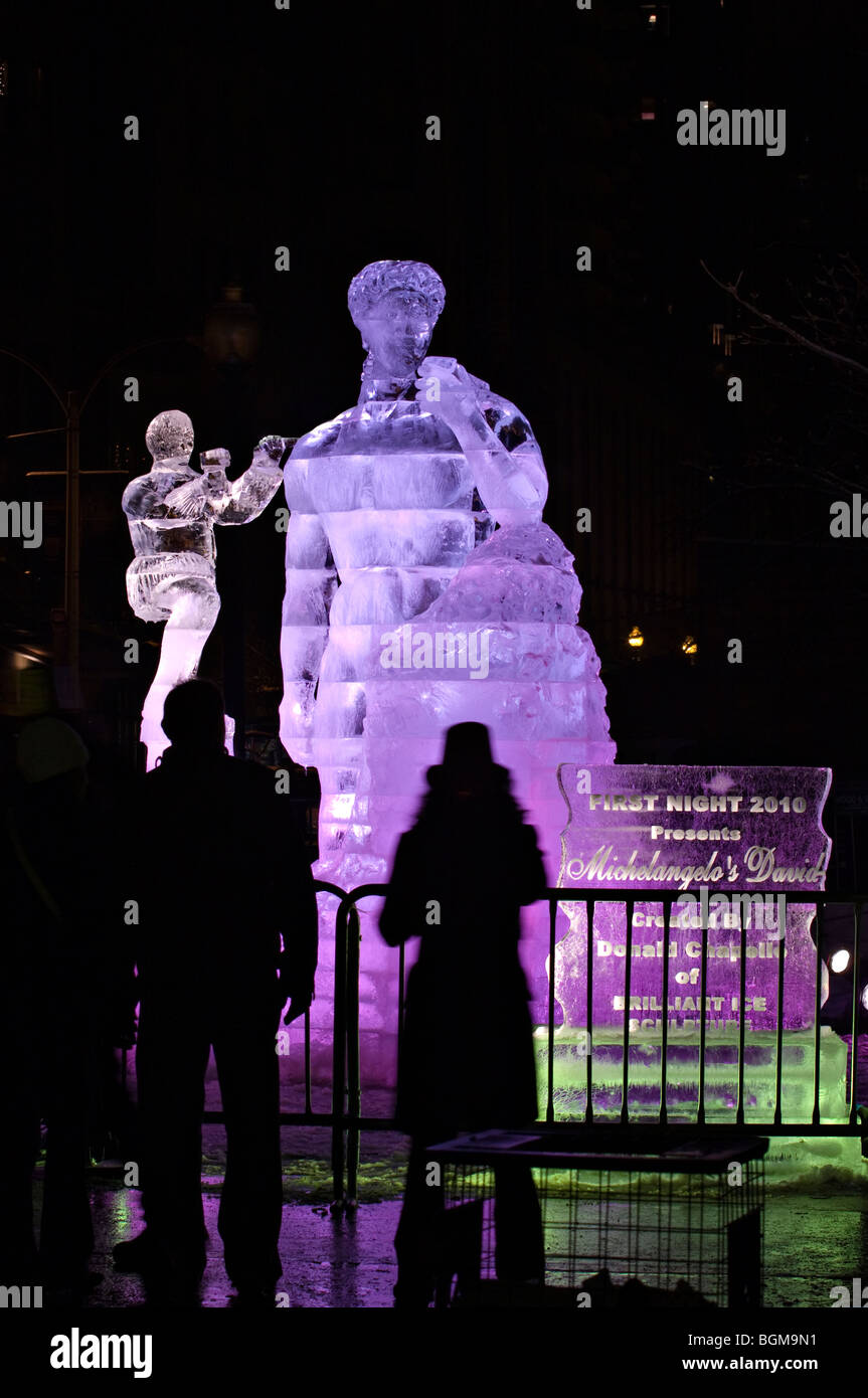 Prima notte di Boston. Sculture di ghiaccio di Michelangelo carving David in Boston Common Capodanno 2009. Foto Stock