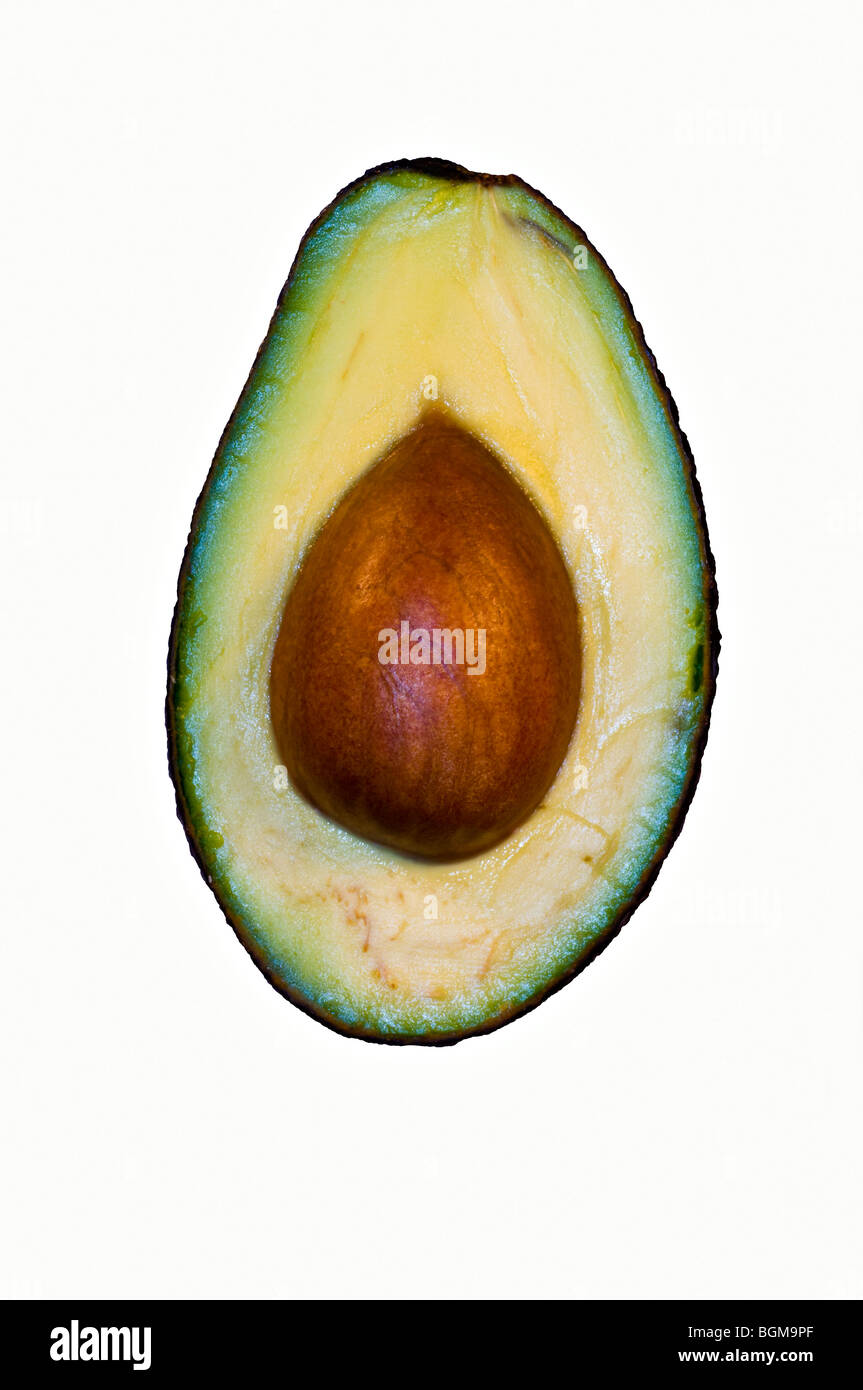 Tagliare fuori. Avocado dimezzato mostra Pit su sfondo bianco. Foto Stock