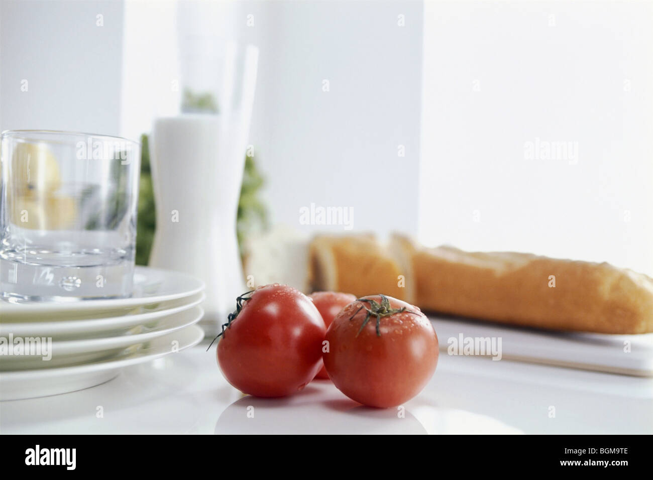 Pomodori e baguette con lastre di vetro e Foto Stock