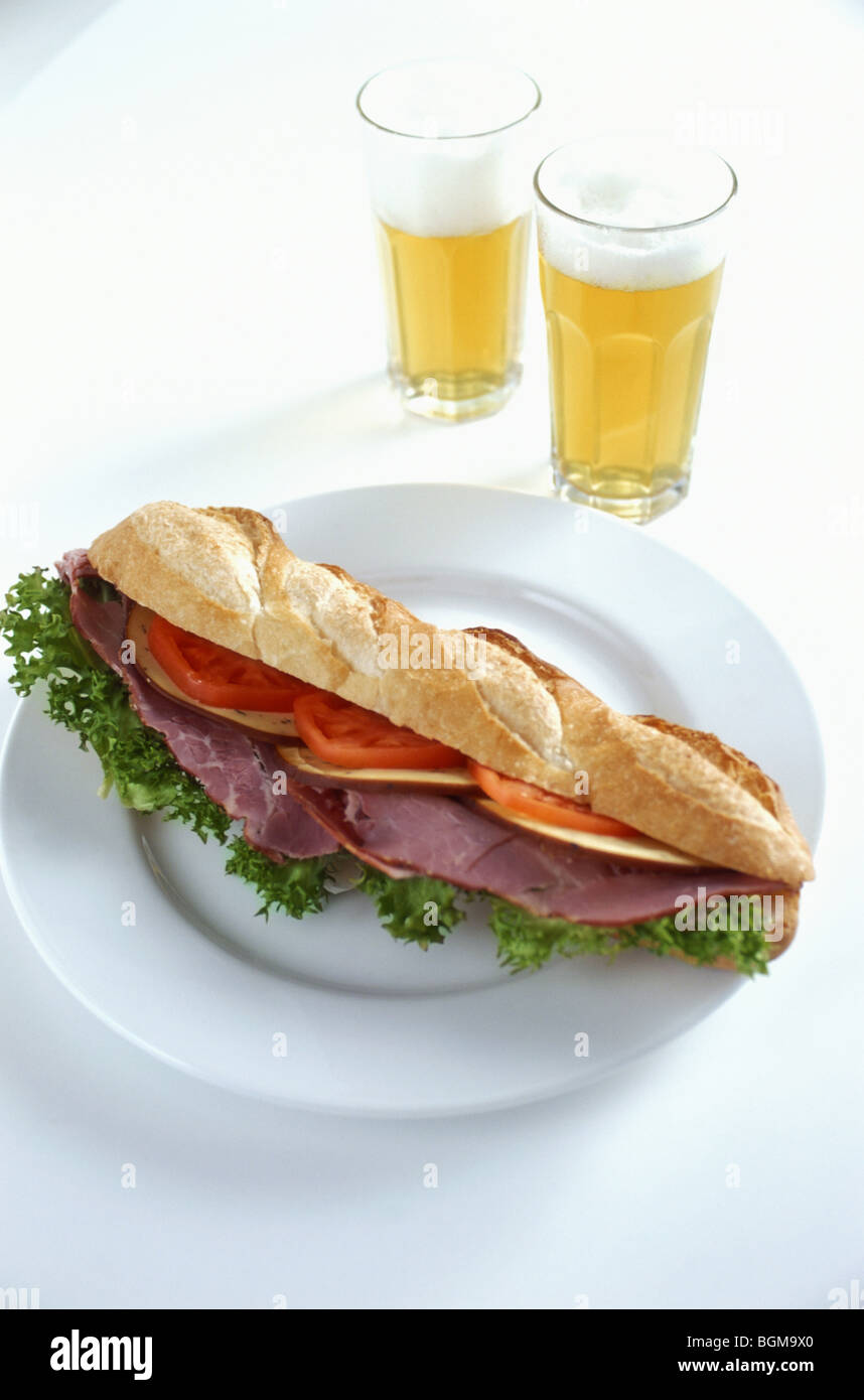 Prosciutto e pomodoro insalata sandwich con due birre Foto Stock