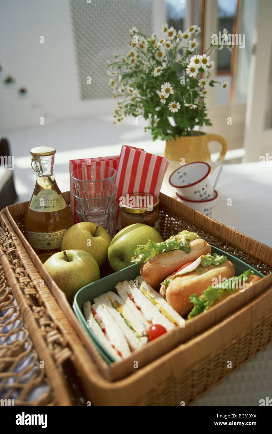 I panini e le mele nel cestino da pic-nic Foto Stock
