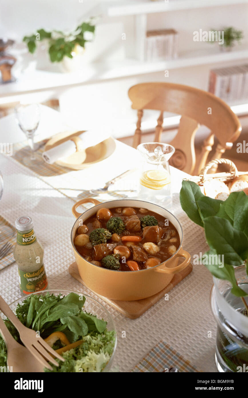 Casseruola e insalatiera sul tavolo Foto Stock