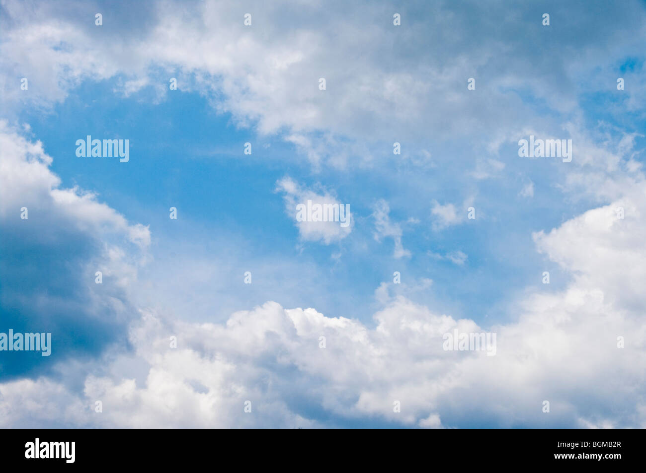 Nuvole nel cielo blu, Hitachinaka, nella prefettura di Ibaraki, Giappone Foto Stock