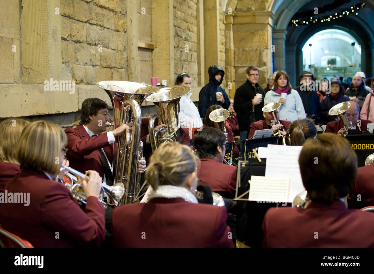 Brass Band a suonare in Fiera di Natale Chatsworth Derbyshire Peak District Inghilterra Foto Stock