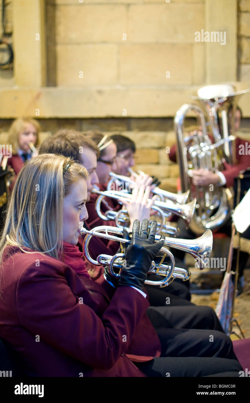 Ragazza suonare la tromba nella banda di ottoni presso Fiera di Natale Chatsworth Derbyshire Peak District Inghilterra Foto Stock