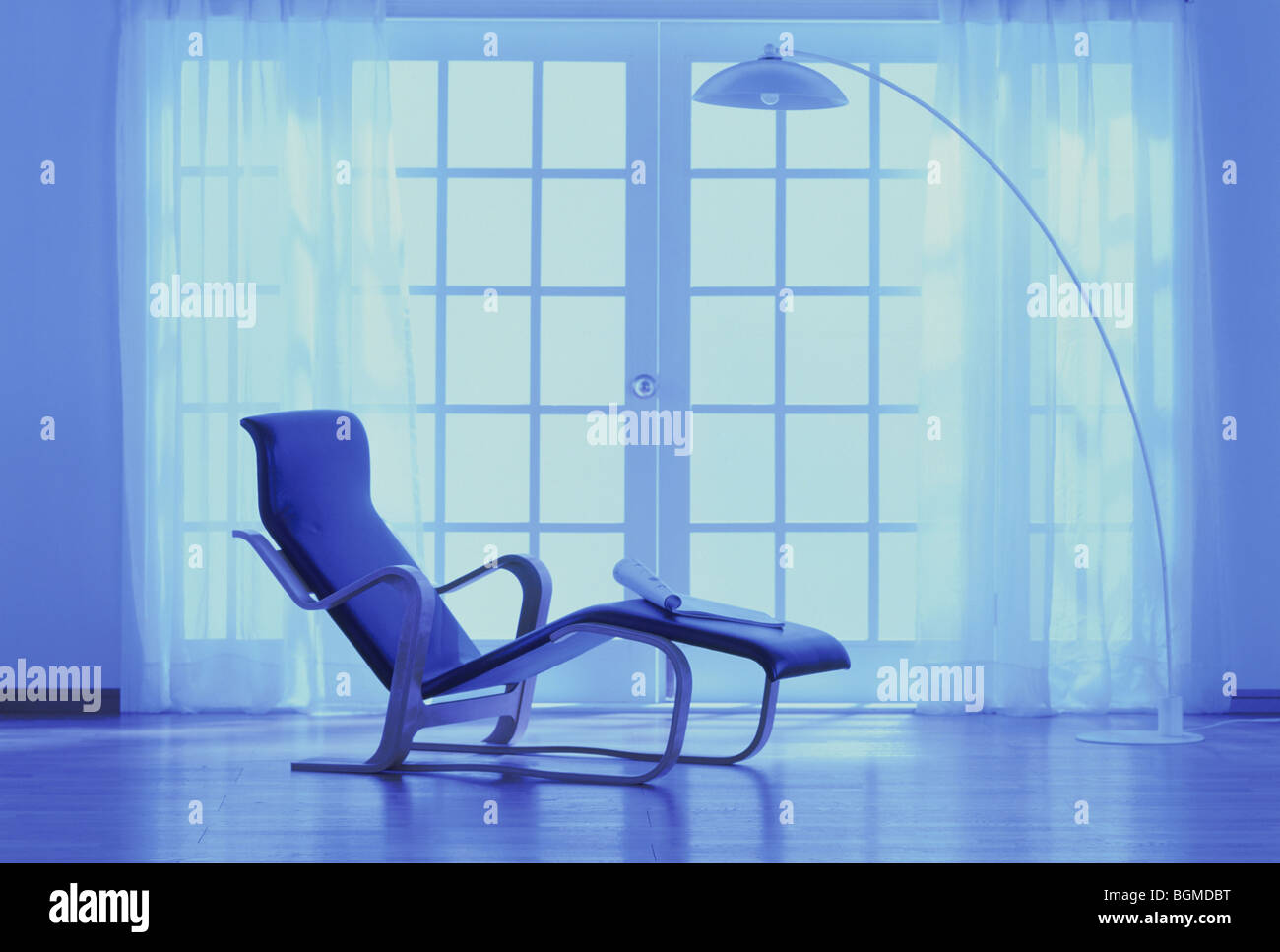 Sedia reclinabile in blu illuminato con lampada Foto Stock