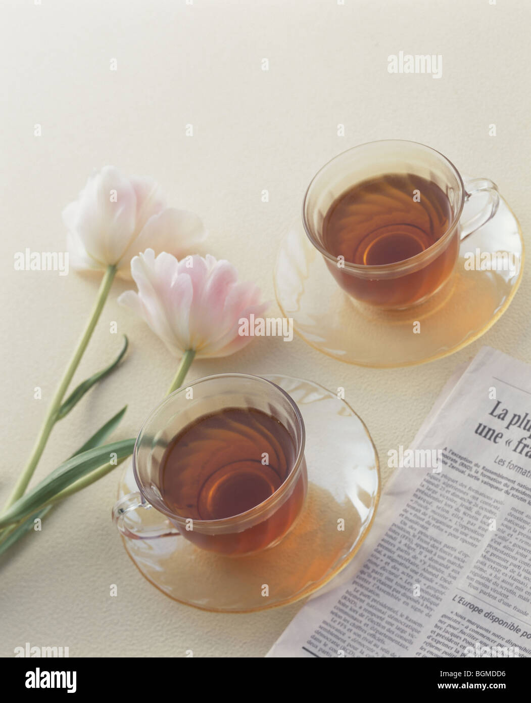 Due tazze di tè con fiori di colore rosa Foto Stock