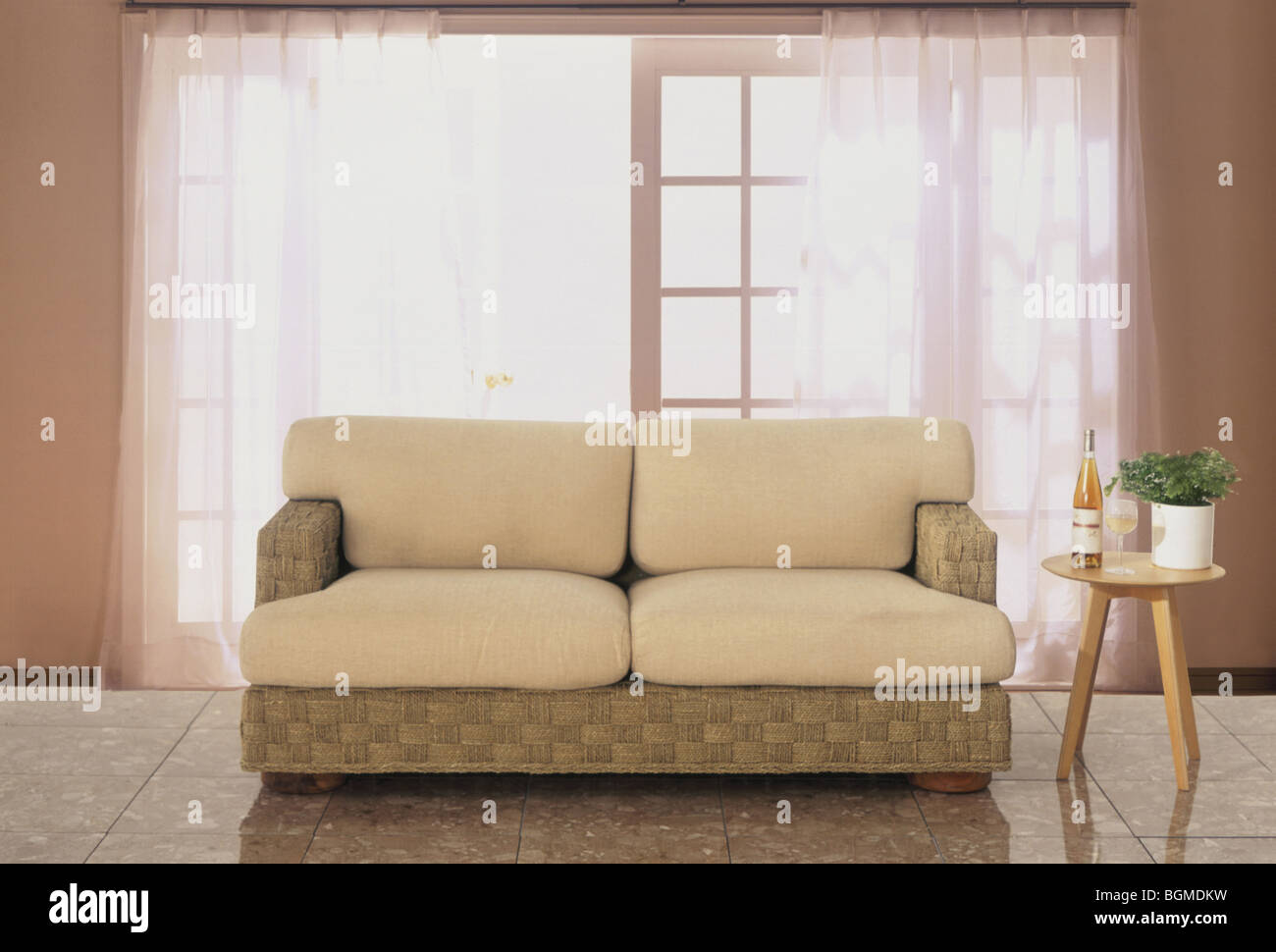 Il beige divano da aprire porte in vetro Foto Stock