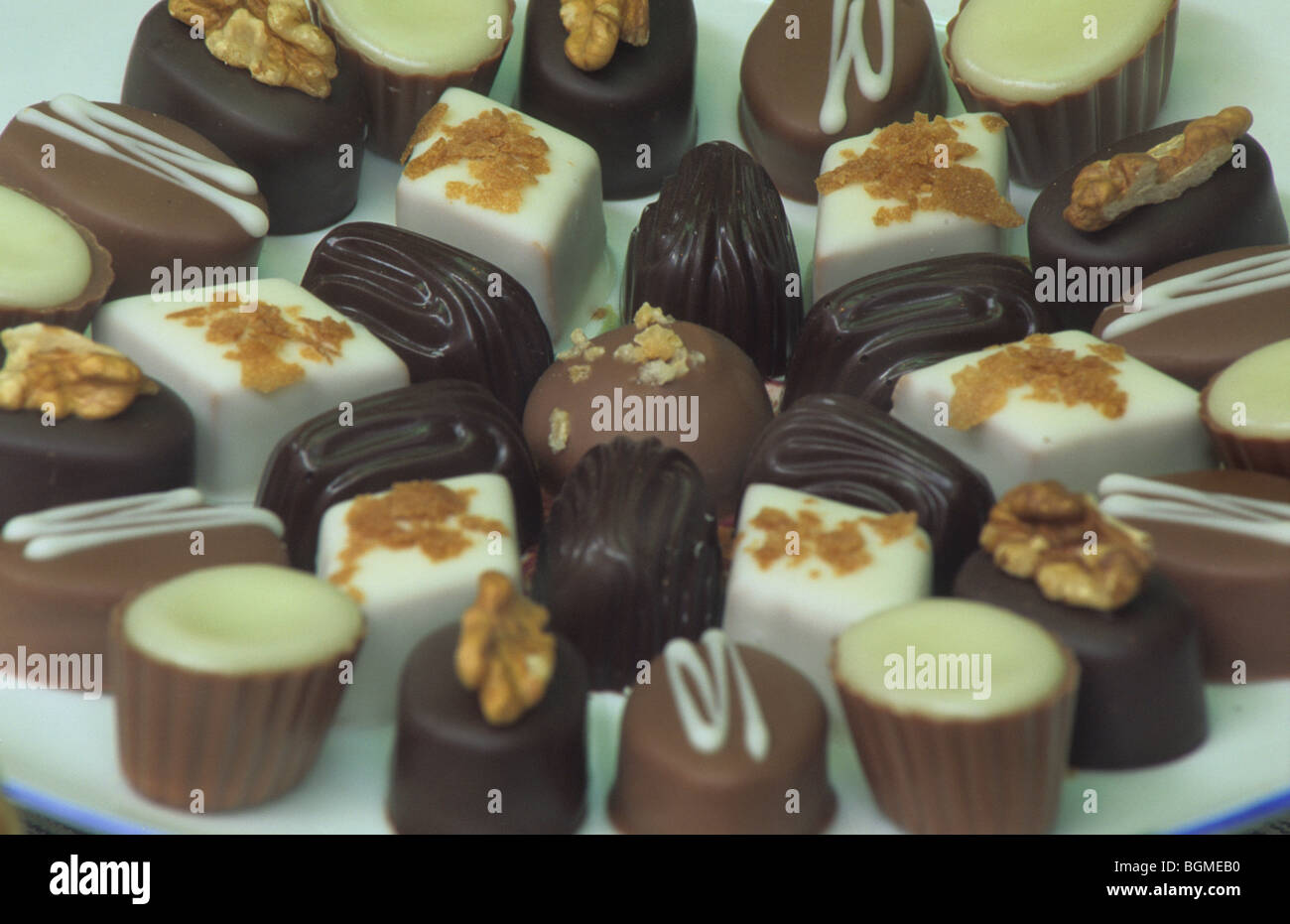 Fatto a mano cioccolatini nella finestra Bruges Belgio Foto Stock