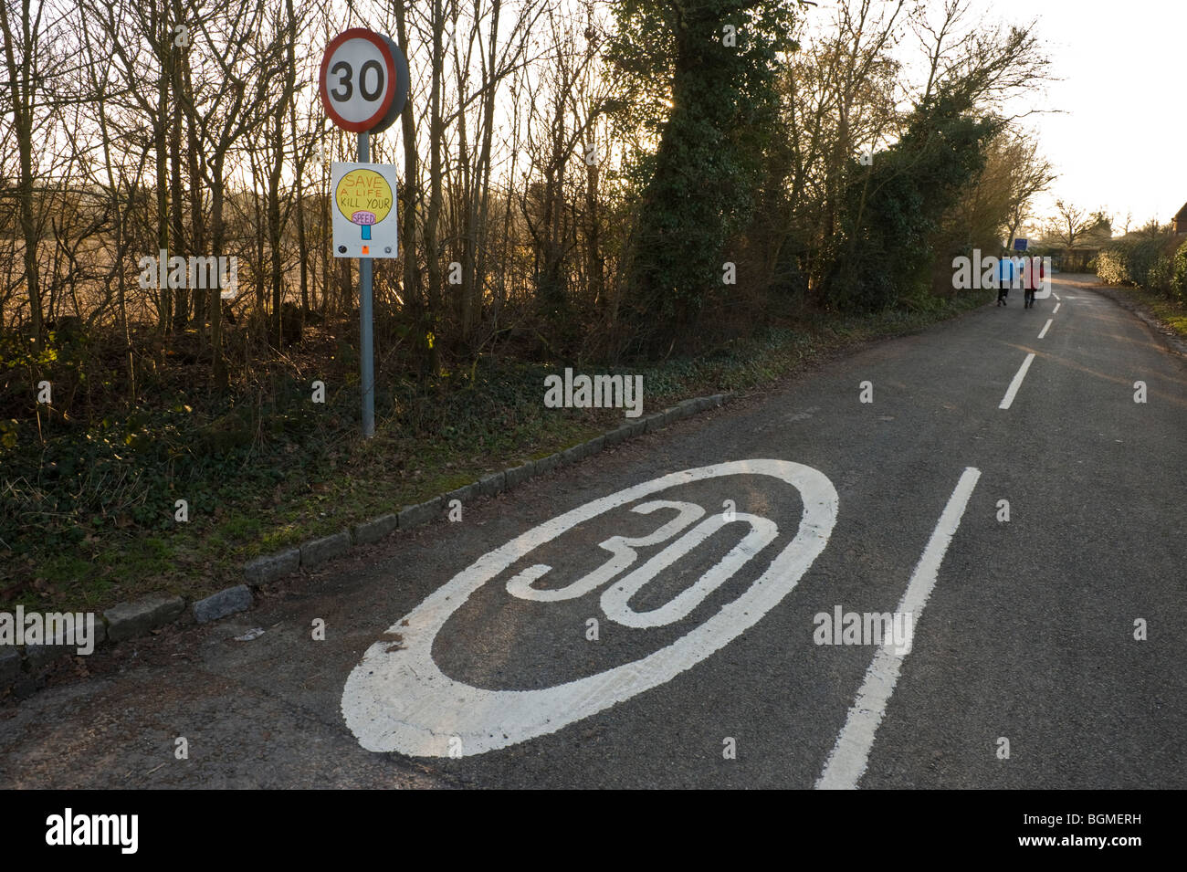 30 km/h il limite massimo di velocità la segnaletica stradale sulla strada di un paese vicino a Bourne End Buckinghamshire REGNO UNITO Foto Stock
