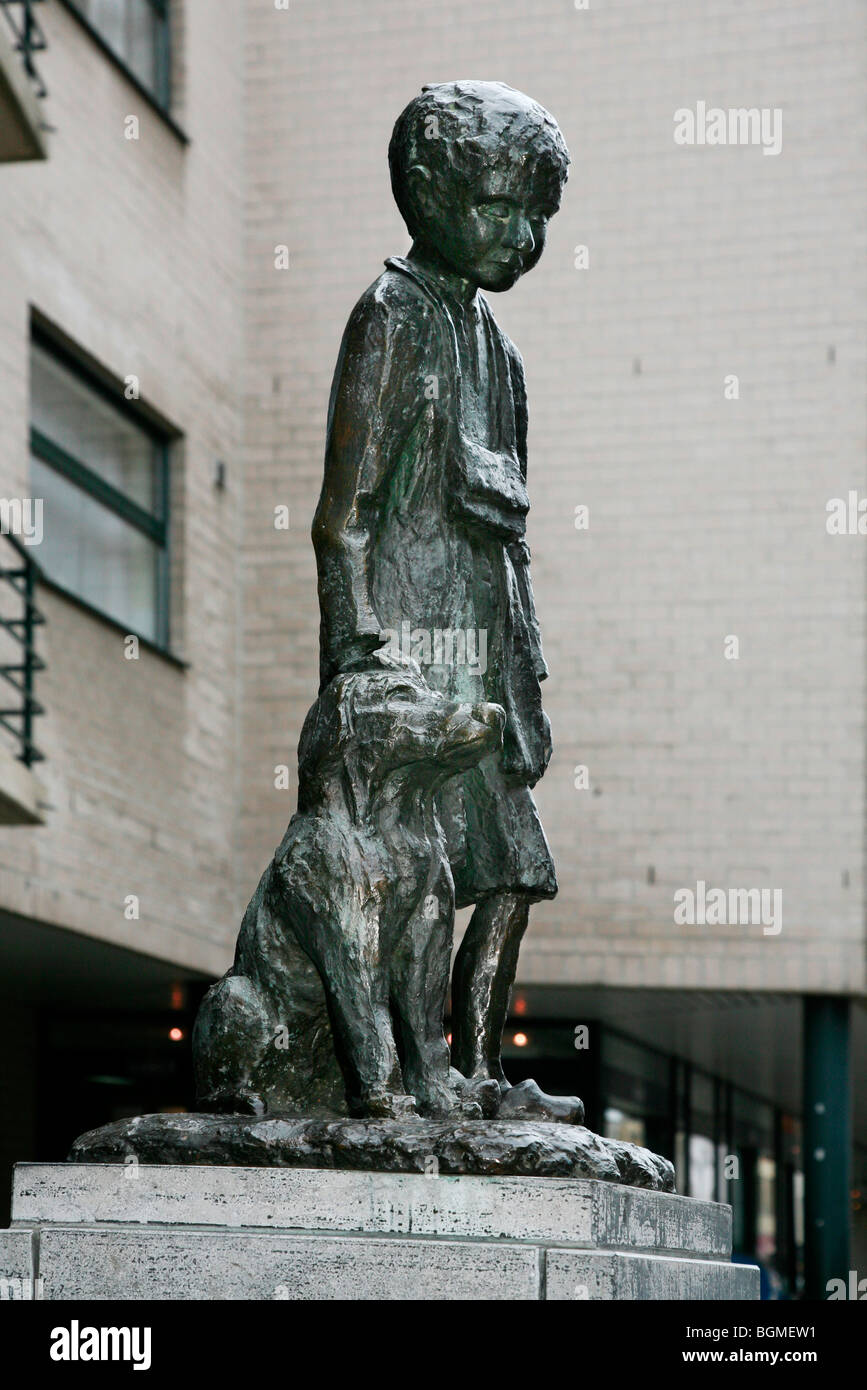 Statua di Nello e Patrasche a Hoboken, Anversa, Belgio. I caratteri da romanzo un cane delle Fiandre da Marie Louise de la Ramée Foto Stock