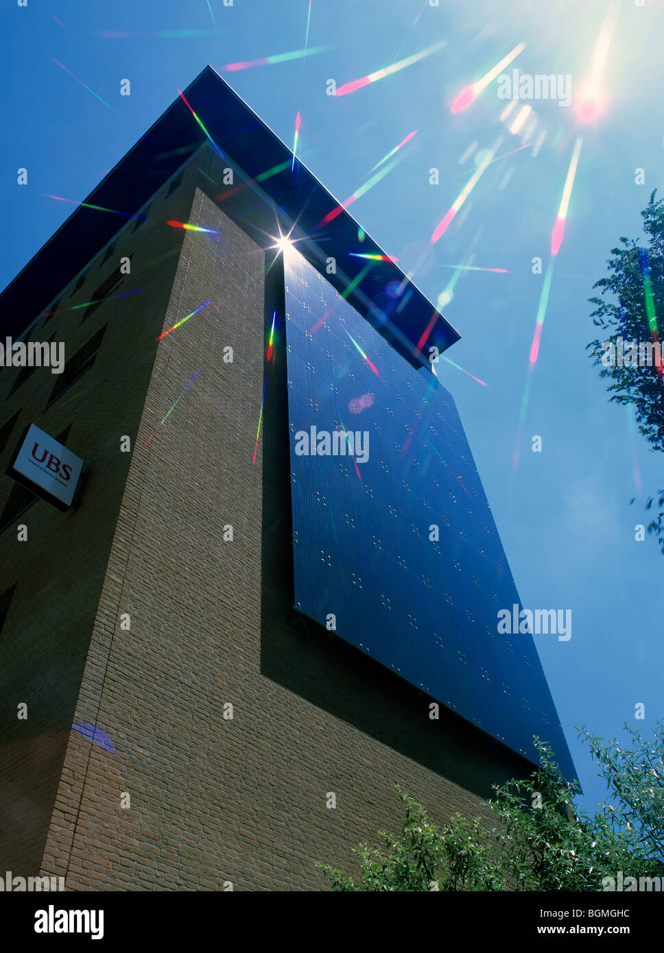 Un array di impianti fotovoltaici (PV) celle sulla parete di estremità di una UBS edificio per uffici in Suglio, nei pressi di Lugano, Svizzera. Foto Stock