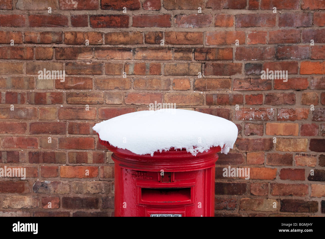 Un tradizionale pilastro rosso box coperto di neve a Worcester, Regno Unito Foto Stock