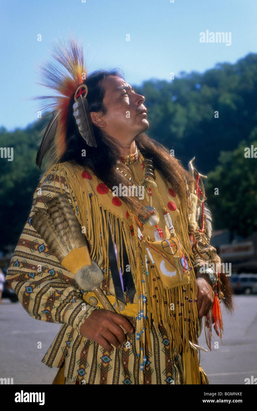Cherokee uomo vestito nel tradizionale Pow Wow regalia durante un festival di caduta in Cherokee NC su qualla indiano prenotazione. Foto Stock