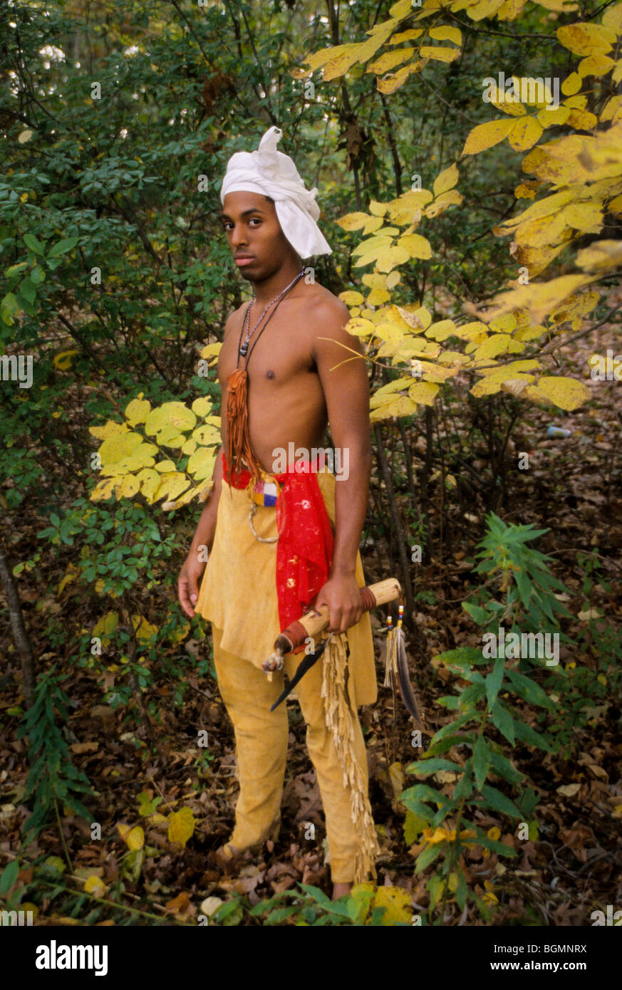 Il giovane uomo Cherokee vestito con leggings e breechcloth tradizionali della buccia inoltre indossa il turban tradizionale che era comune nei primi 1800, NC Foto Stock
