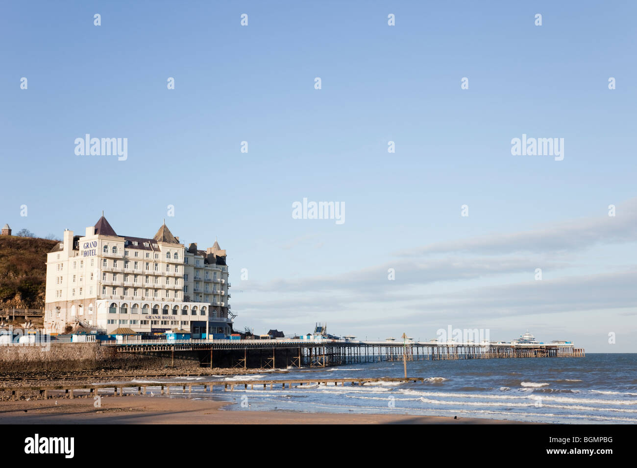 Il Grand Hotel e il molo di Ormes baia vista da Nord spiaggia di Llandudno, Conwy, il Galles del Nord, Regno Unito, Gran Bretagna. Foto Stock