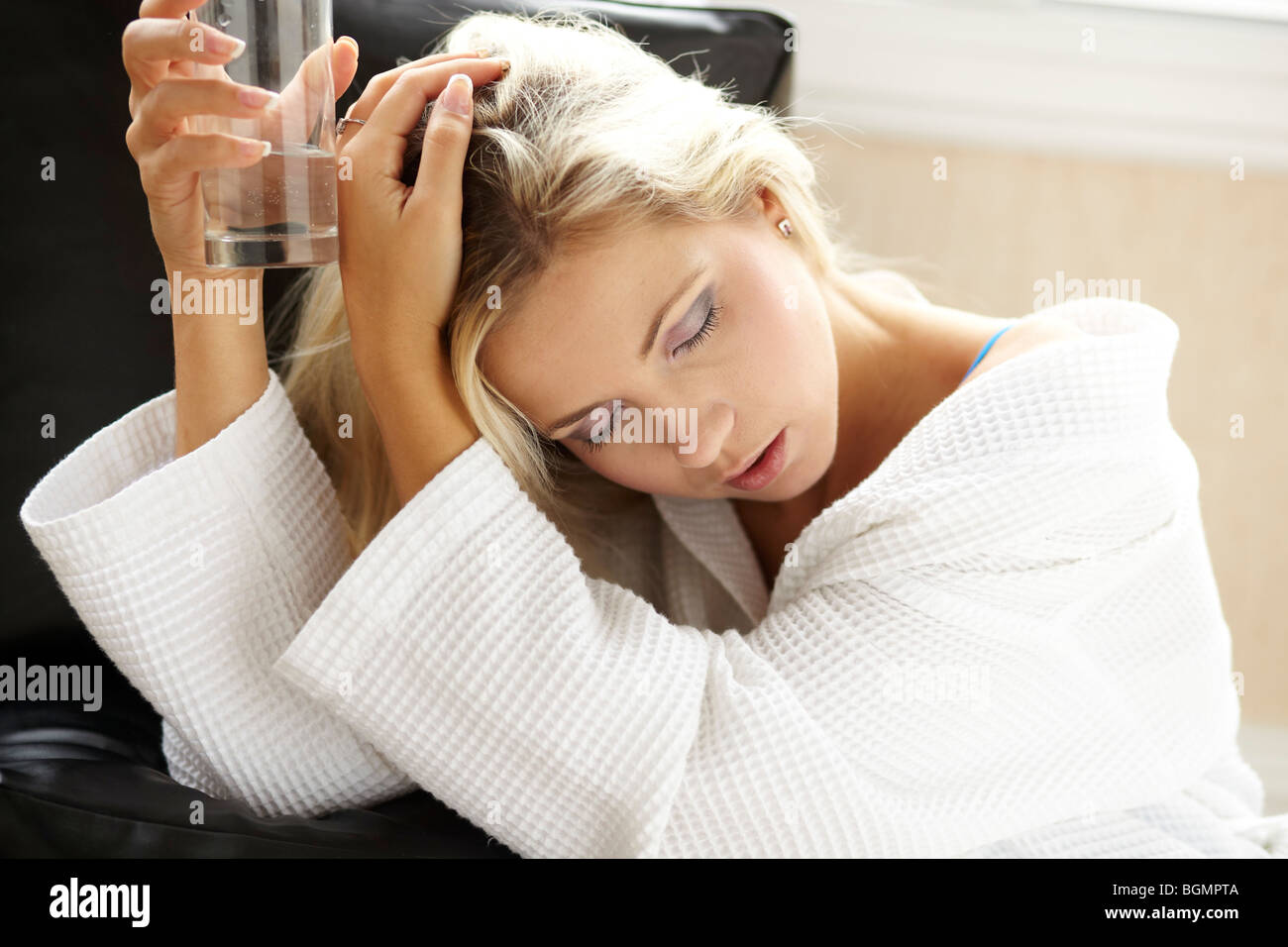 Ragazza con i postumi della sbornia Foto Stock