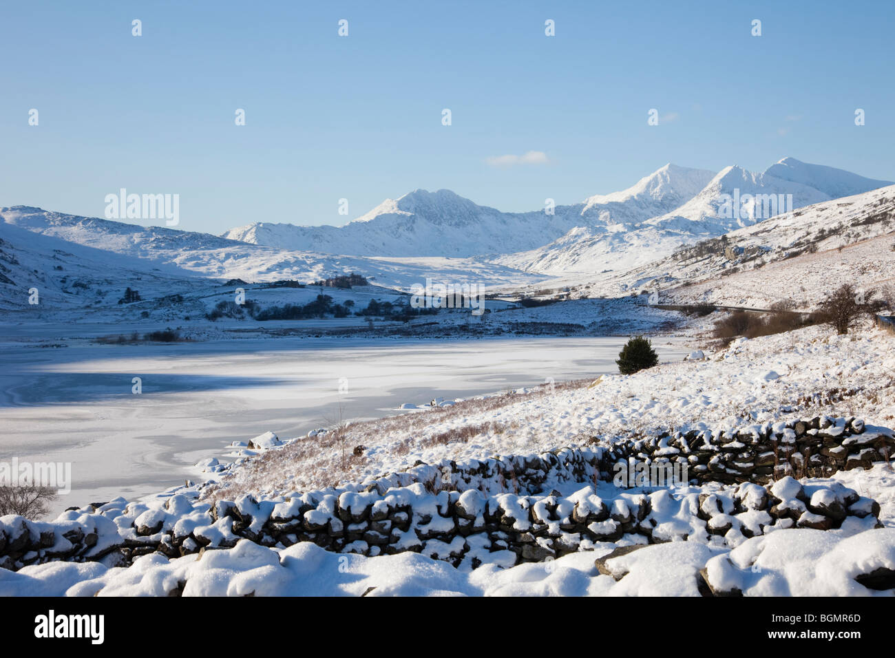 Llynnau Mymbyr laghi ghiacciati e Mt Snowdon horseshoe nel Parco Nazionale di Snowdonia (Eryri) con la neve in inverno 2010. Capel Curig Conwy North Wales UK Foto Stock