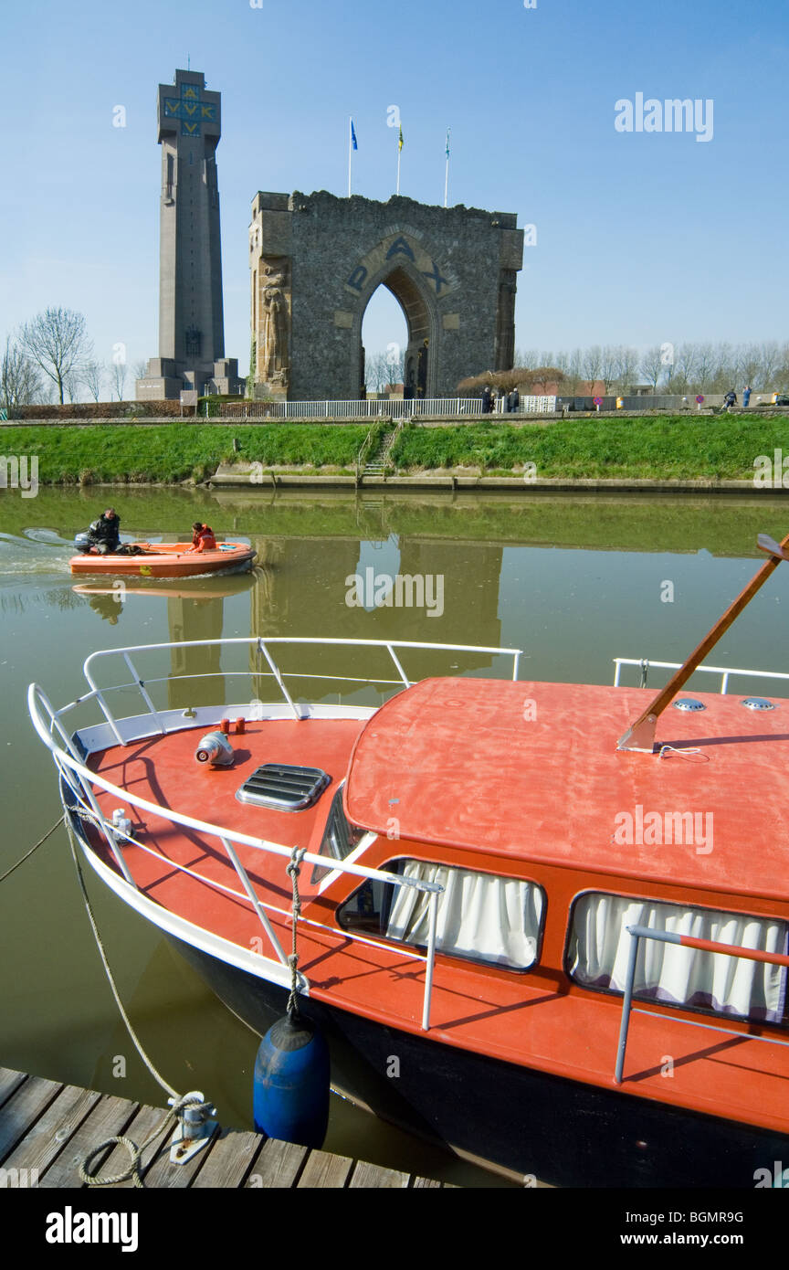 Prima guerra mondiale una porta della pace e la IJzertoren / Yser Tower, WW1 monumento a Diksmuide / Dixmude, Fiandre Occidentali, Belgio Foto Stock