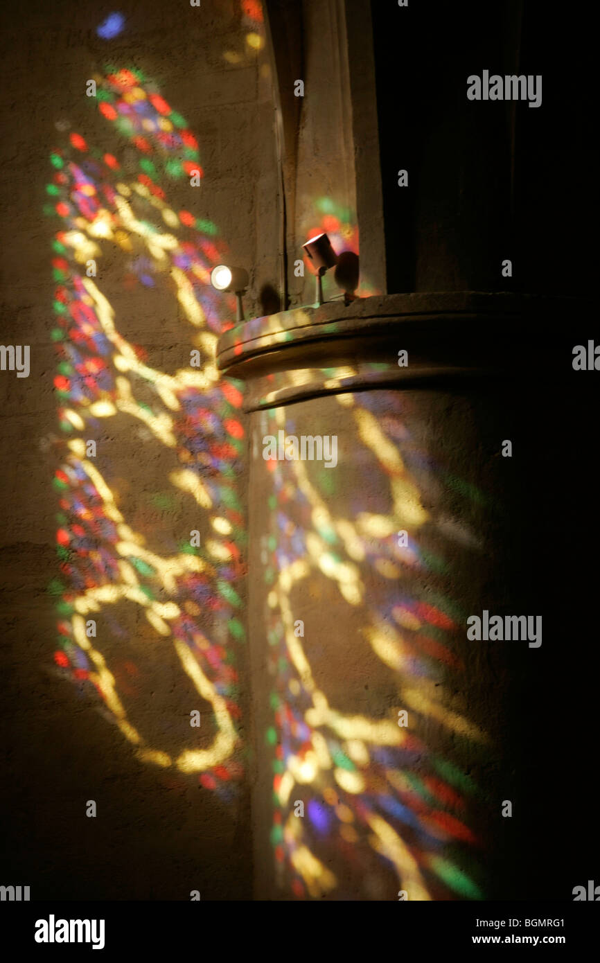 Sarlat Rinascimento stone town Dordogne Aquitaine Francia luce riflessa dalla macchia di finestra in vetro Foto Stock