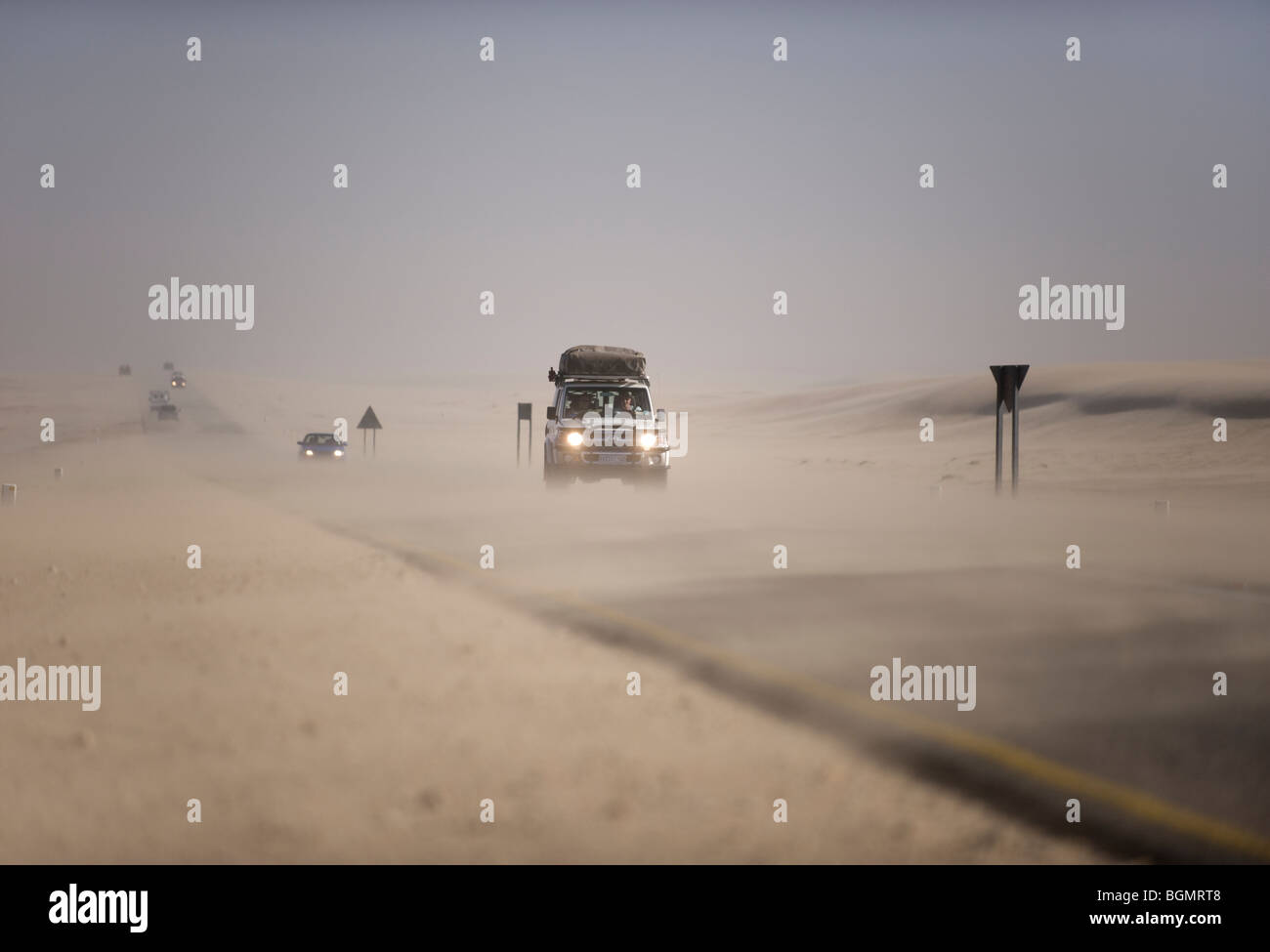 Guida lungo una strada che attraversa il deserto della Namibia Foto Stock