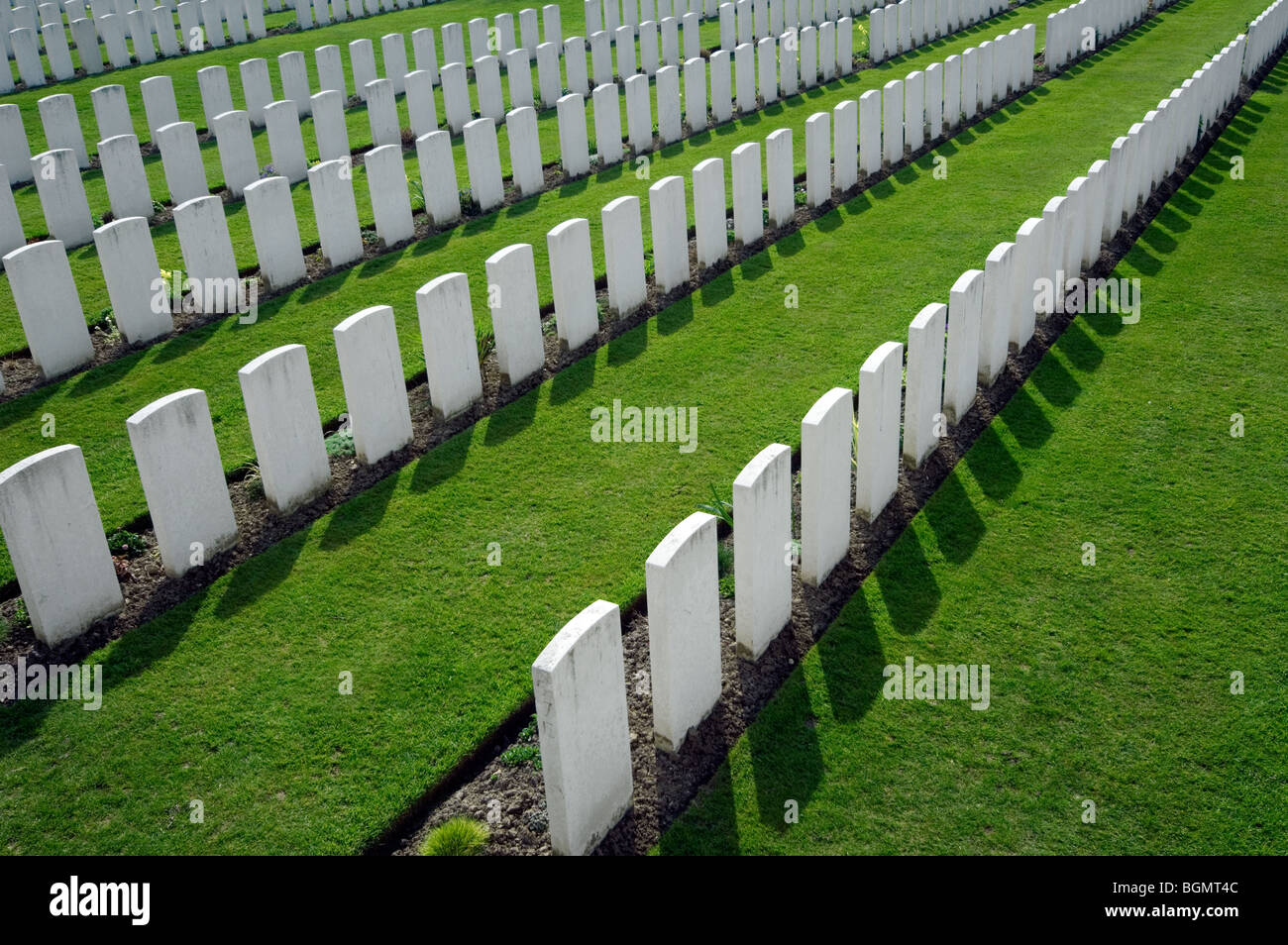 Righe bianche di lapidi di caduti della prima guerra mondiale i soldati in Prima Guerra Mondiale uno Tyne Cot cimitero, Passchendaele, Fiandre Occidentali, Belgio Foto Stock