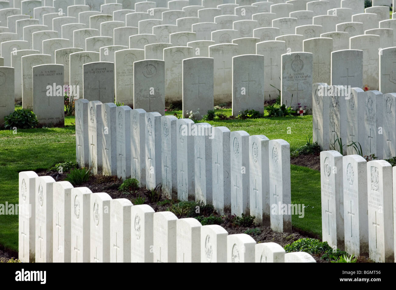 Righe bianche di lapidi di caduti della prima guerra mondiale i soldati in Prima Guerra Mondiale uno Tyne Cot cimitero, Passendale / Passchendaele, Belgio Foto Stock