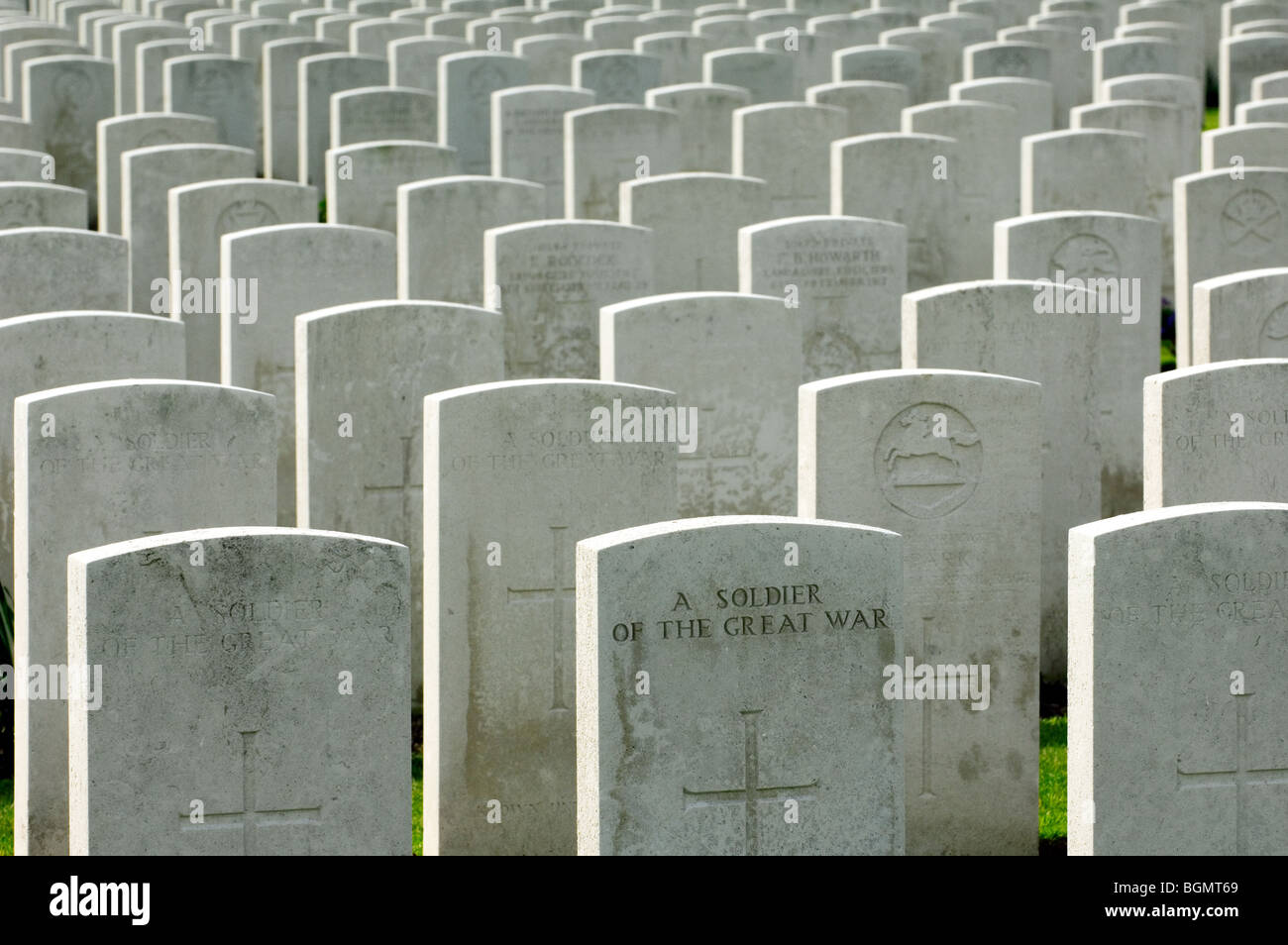 Righe bianche di lapidi di caduti della prima guerra mondiale i soldati nella prima guerra mondiale uno Tyne Cot cimitero, Passendale, Fiandre Occidentali, Belgio Foto Stock
