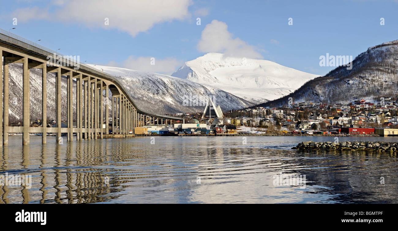 La cattedrale artica, il Tromso bridge e il monte Tromsdalstinden. Tromso, Norvegia settentrionale Foto Stock