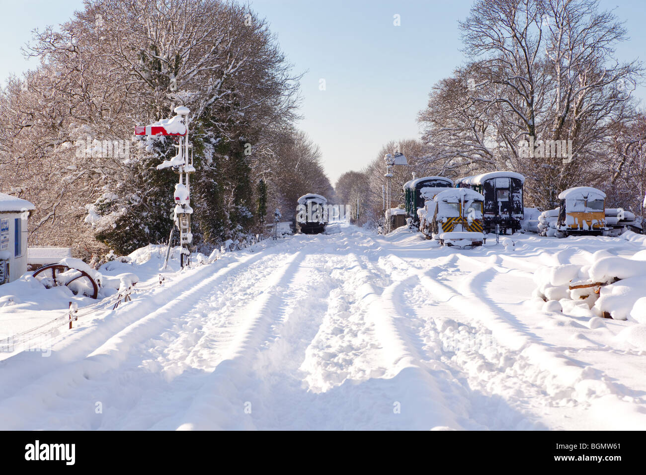 Quattro marchi e Medstead stazione ferroviaria dopo una pesante caduta di neve Foto Stock