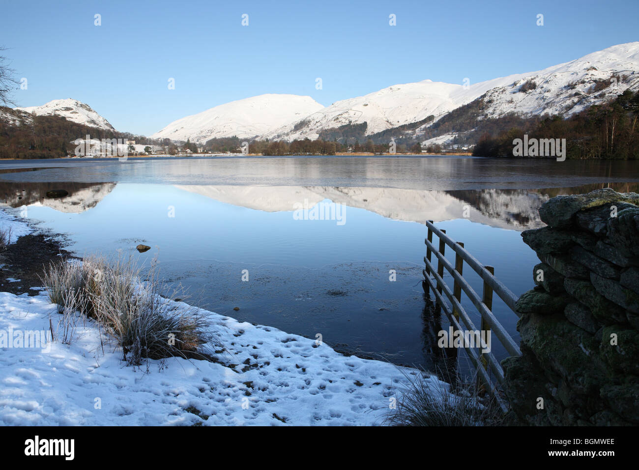 Grasmere con neve rivestiti montagne riflesse nel lago, Cumbria, Regno Unito Foto Stock