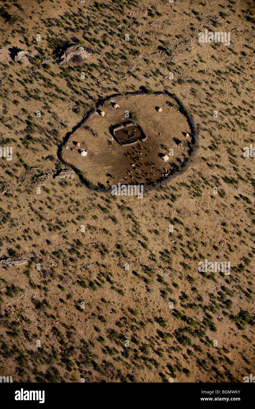 Vedute aeree di insediamenti Himba, Kaokoland, Namibia. Foto Stock