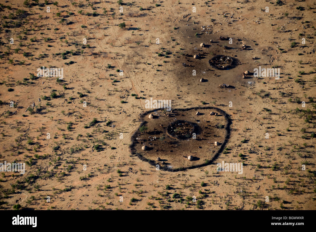 Vedute aeree di insediamenti Himba, Kaokoland, Namibia. Foto Stock