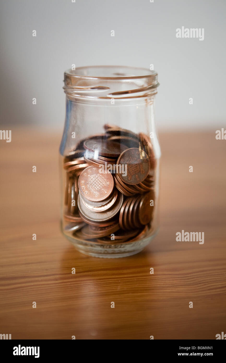 monete in un vaso Foto Stock