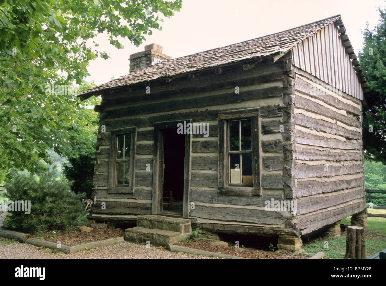 Tradizionale capanna di tronchi Cherokee costruita dopo il Trail of Tears, Tahlequah Oklahoma Foto Stock