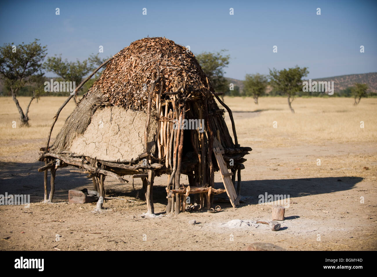 Himba villaggio di capanne di storage kaokoland, Namibia Foto Stock