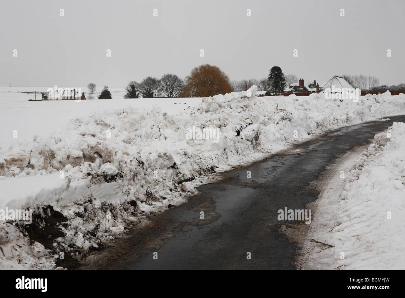 Un viottolo di campagna recentemente cancellato di neve Foto Stock