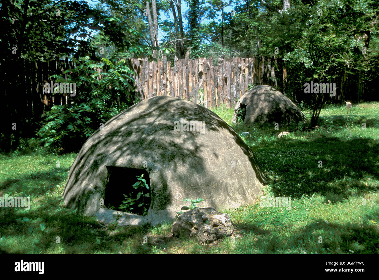 Tradizionale a forma di cupola di case estive sul display al Cherokee Museo Nazionale villaggio indiano, Tahlequay, OK. Foto Stock