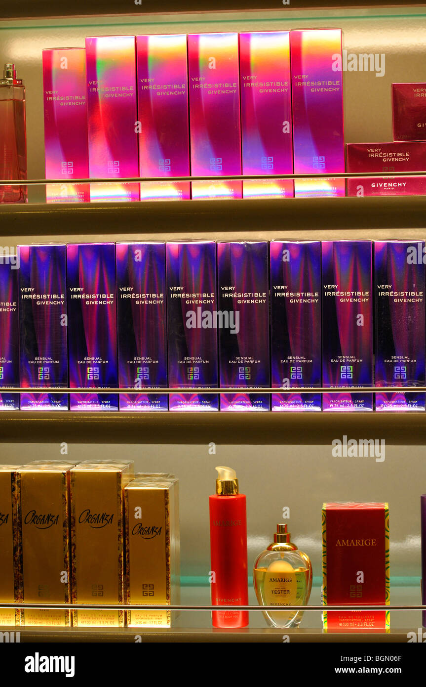 Profumi Givenchy in vendita nel negozio Foto Stock
