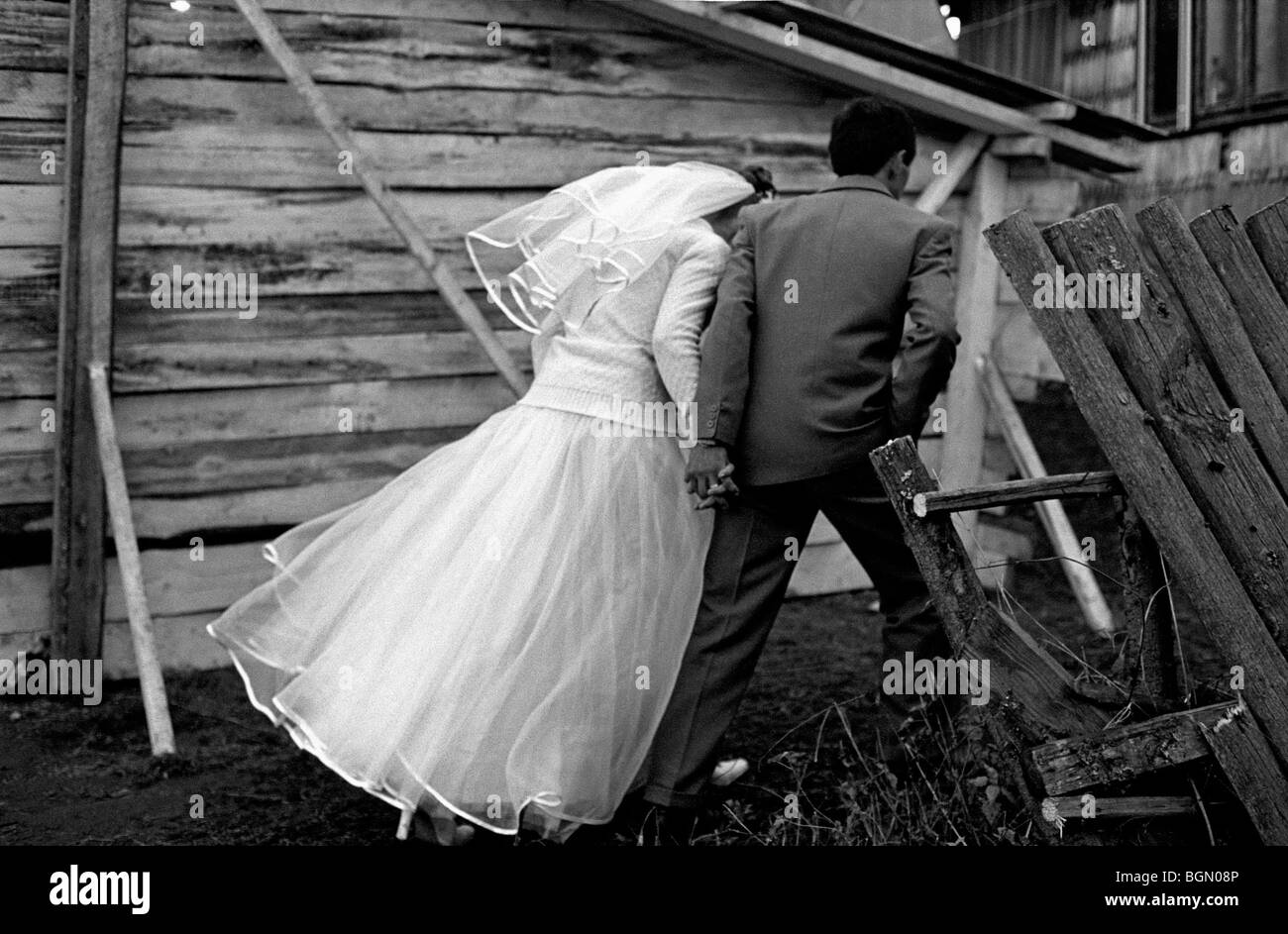 Coppia giovane stanno per uscire da un posto per un intimo momento durante la loro festa di nozze, Cluj Foto Stock