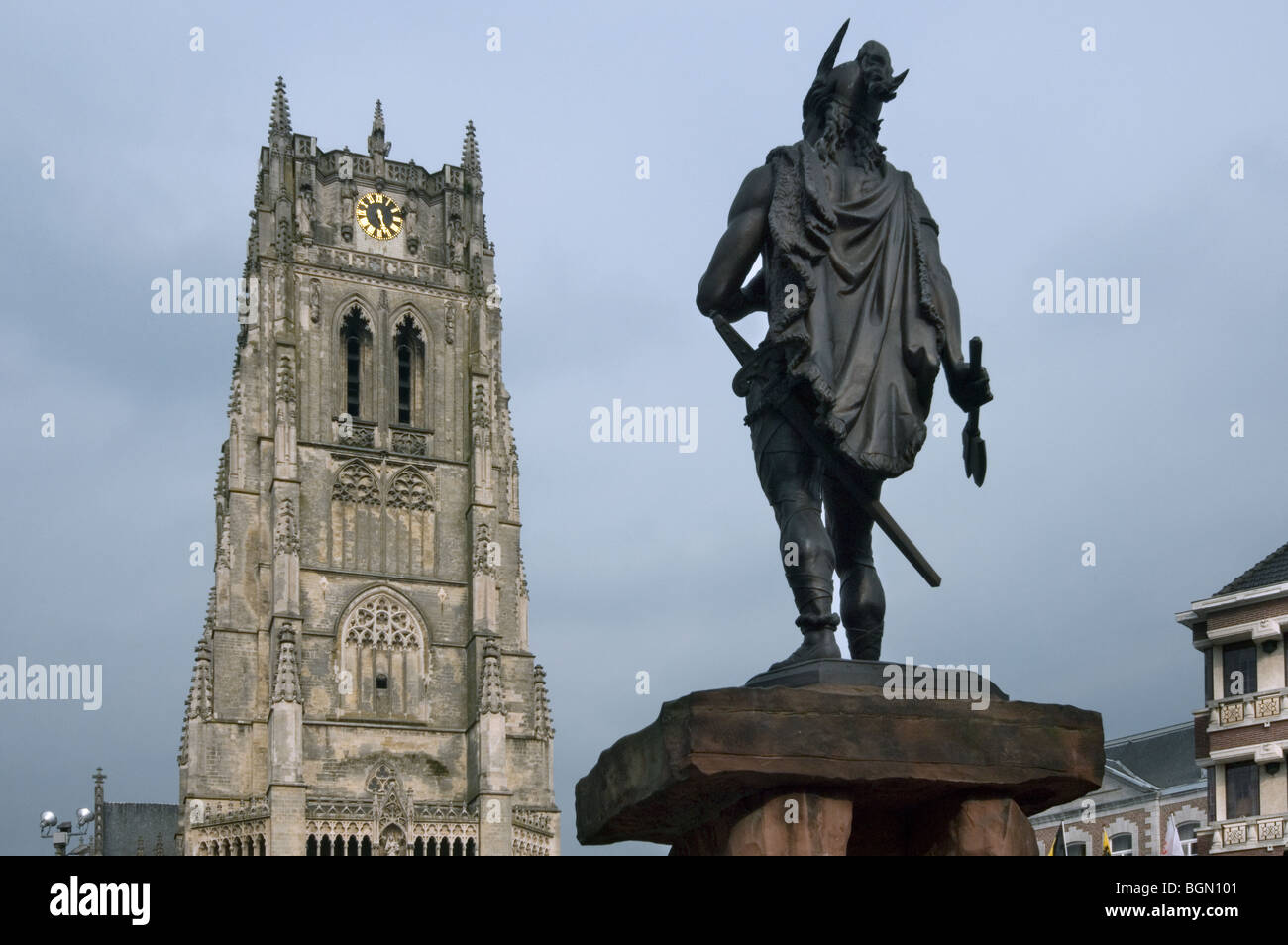 Basilica di Nostra Signora / Onze-Lieve-Vrouwebasiliek e la statua di Ambiorix, principe del Eburones, Tongeren / Tongres, Belgio Foto Stock