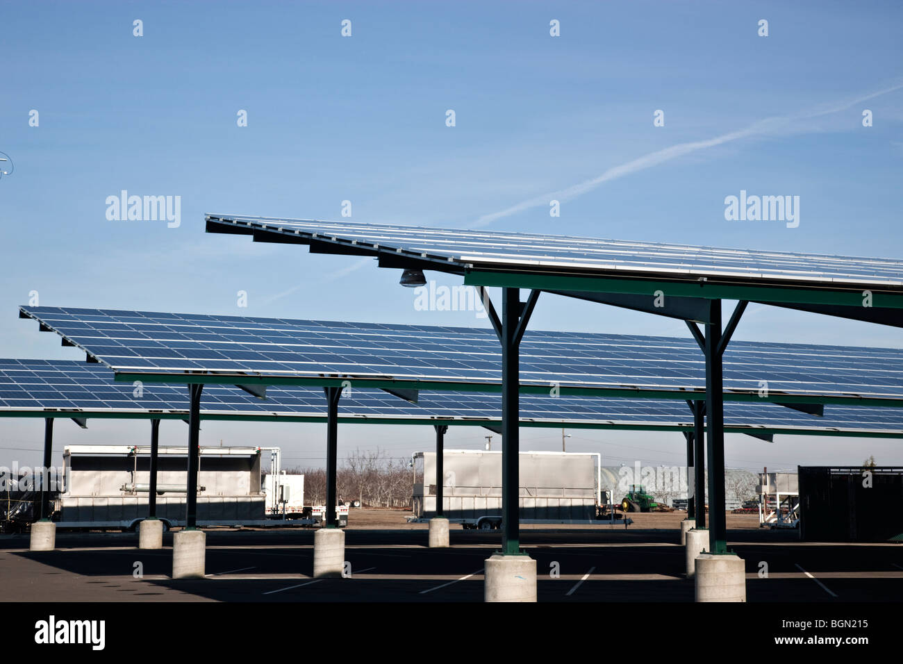 Pannelli solari installati sui tetti, veicolo agricolo parcheggio. Foto Stock