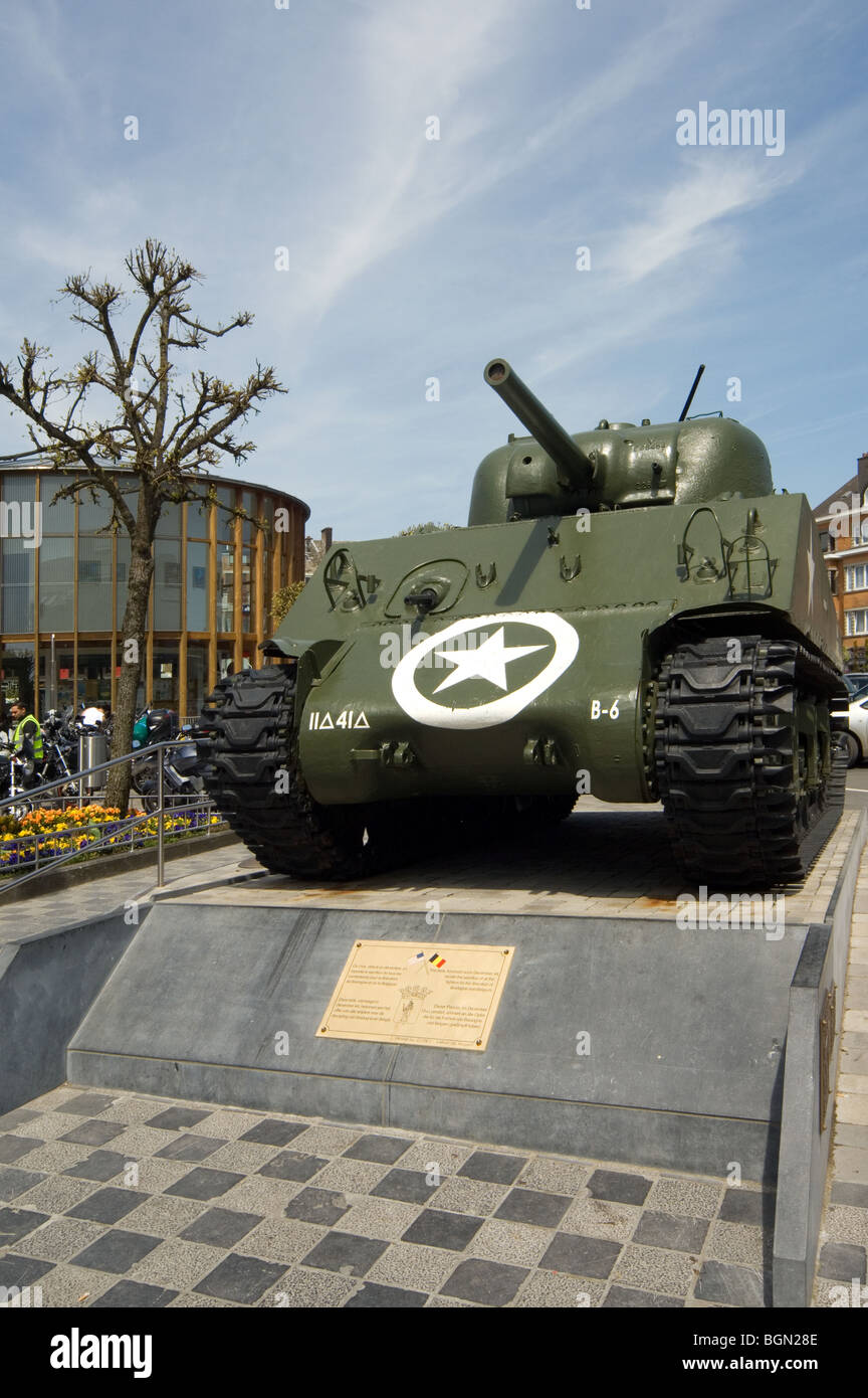 Seconda guerra mondiale II American Guerra Mondiale due Sherman M4A3 del serbatoio al posto generale Mac Auliffe a Bastogne, Ardenne belghe, Belgio Foto Stock