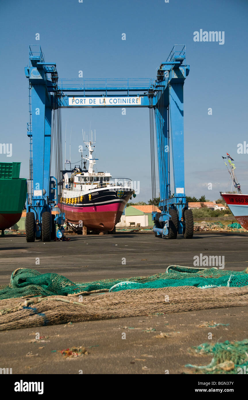 La Cotinière dock a secco con i pescherecci con reti da traino e il Gantry Crane,. (Isola di Oléron, Francia) Foto Stock